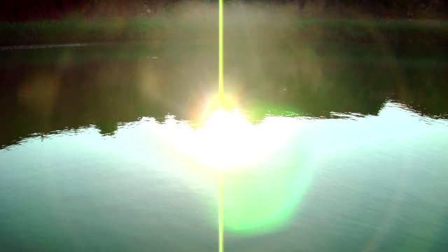 Reflejo-del-sol-sobre-el-agua-del-lago