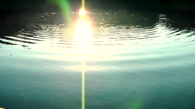 Reflejo-del-sol-sobre-el-agua-del-lago