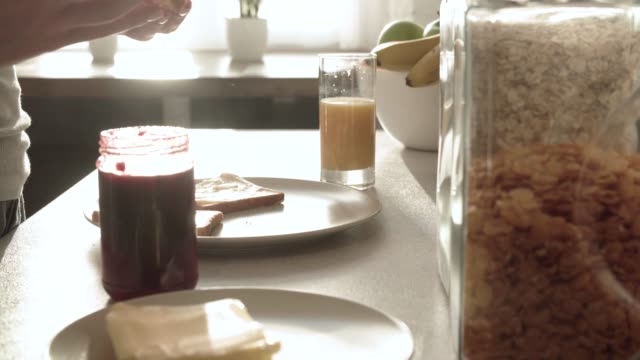 Toast-mit-Marmelade-auf-Frühstück-im-Closeup-Küche-kochen