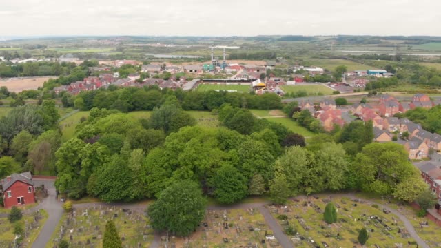 Luftaufnahmen-mit-Blick-auf-die-britische-Stadt-Castleford-in-der-Nähe-von-Wakefield-in-West-Yorkshire,-die-Reihen-von-Häusern-und-Feldern-im-Hintergrund-zeigen,-die-an-einem-sonnigen,-hellen-Sommertag-aufgenommen-wurden.