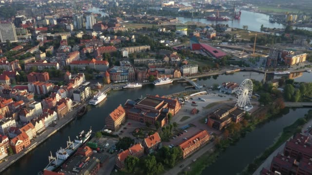 Gdansk-ciudad-vieja-en-los-rayos-del-sol-naciente,-vista-aérea-de-las-antiguas-calles-de-la-ciudad