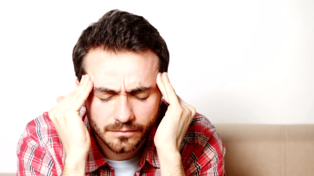 Mann-leidet-unter-Kopfschmerzen