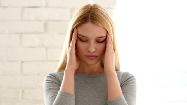 Porträt-der-jungen-Frau-gestikulieren-Kopfschmerzen,-Stress