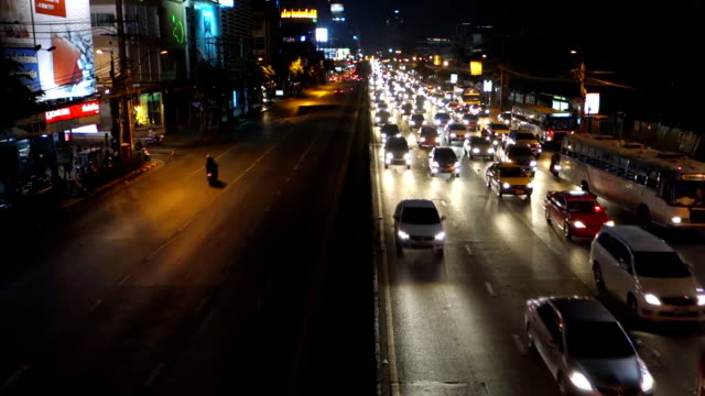 Escena-de-calle-de-Bangkok-BANGKOK---02-de-agosto-de-2014,-Tailandia-con-congestión-del-tráfico-pesado-en-RAMA-4-road.-05-de-agosto-de-2014,-en-Bangkok-Thaialnd
