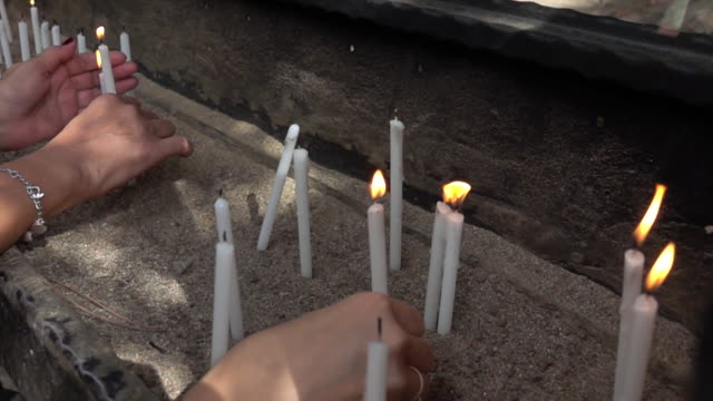 Ultra-Slow-Motion---Kerzen,-die-Verehrung-in-der-Kirche-brennen