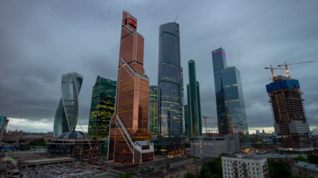 Rusia-tormenta-cielo-moderno-Moscú-ciudad-industrial-en-la-azotea-panorama-4k-timelapse