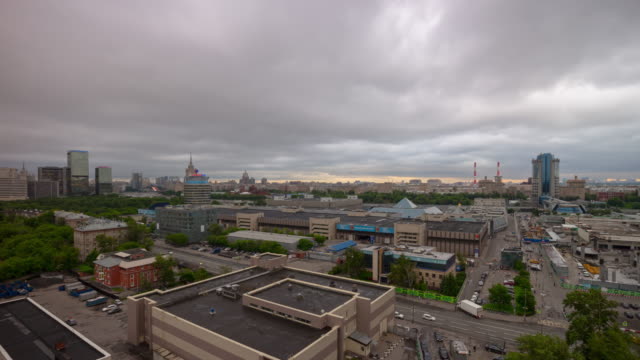 día-lluvioso-de-Rusia-Moscú-paisaje-urbano-en-la-azotea-panorama-4k-timelapse