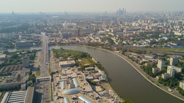 Russlands-sonniger-Sommer-Tag-Moskau-Stadt-Verkehr-Fluss-aerial-Panorama-4k-hyper-Zeitraffer