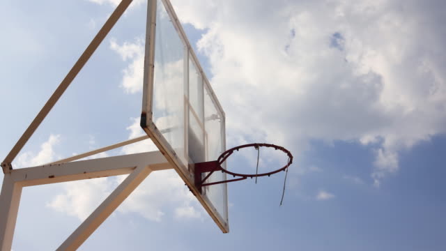 Jaula-de-baloncesto-al-aire-libre-están-hermosas-nubes-en-movimiento