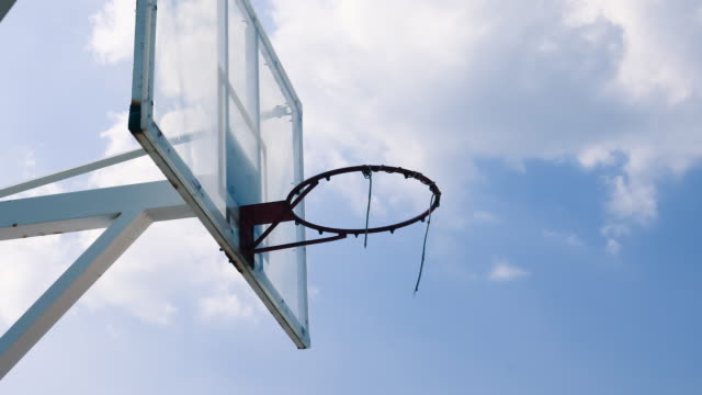 Outdoor-Basketball-Käfig-stehen-schöne-Wolken-bewegen