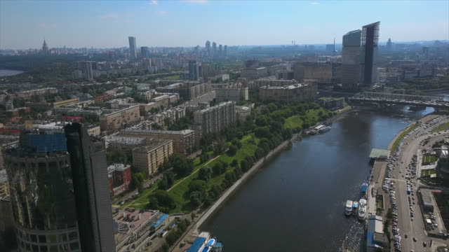 Russlands-sonniger-Tag-Moskau-moderne-Stadt-am-Flussufer-Antenne-Panorama-4k