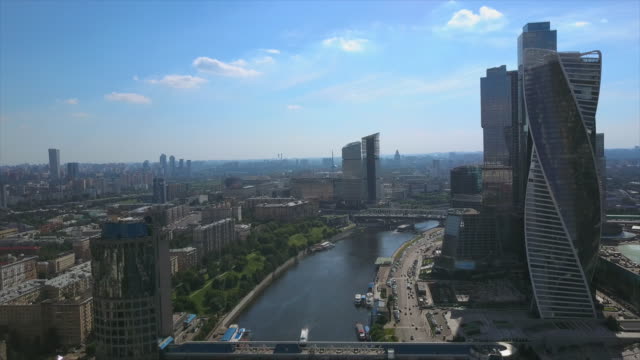 Rusia-día-soleado-Moscú-ciudad-moderna-junto-al-río-aéreo-panorama-4k