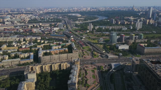 Rusia-día-soleado-Moscú-tráfico-calle-aérea-panorama-4k