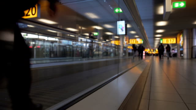 Frauen-und-Männer-mit-Taschen-auf-Rolltreppe-am-Flughafen-terminal,-Ansicht-von-unten