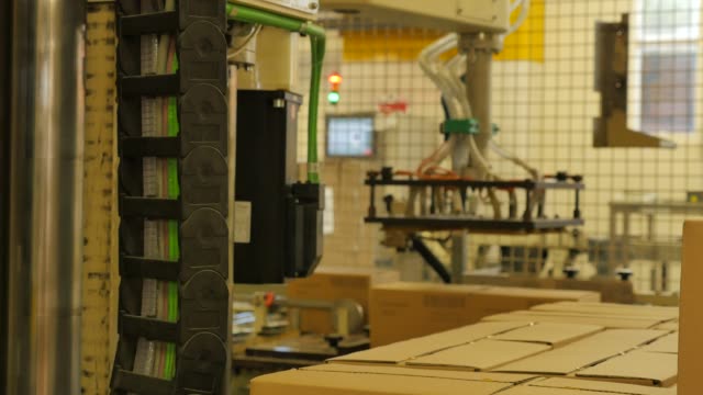 Cajas-de-cartón-plegables-en-una-cinta-transportadora-en-una-fábrica-de-arroz-–-4K