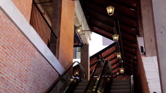 Rolltreppe-nach-oben-und-unten-im-Einkaufszentrum