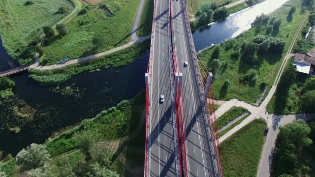 Antenne-des-modernen-Autobahn-Kabel-gebliebene-Brücke-am-Fluss