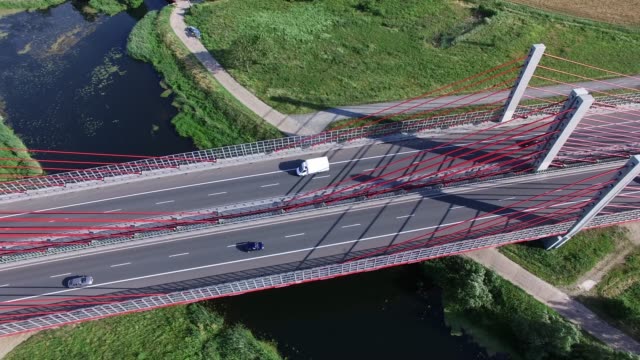 Antenne-des-modernen-Autobahn-Kabel-gebliebene-Brücke-am-Fluss