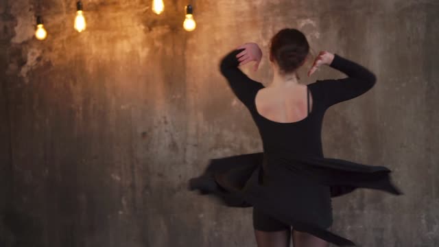 Talentierte-Tänzerin-zeigt-ihre-Bewegungen.