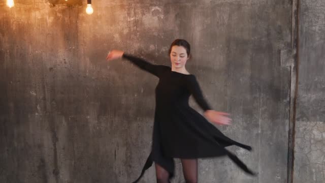 Tanzende-Frau-im-schwarzen-Kleid-indoor