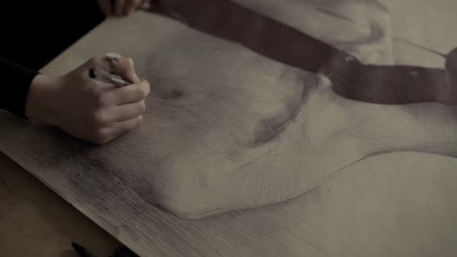 Nahaufnahme-der-Womans-hand-Malerei-im-Atelier