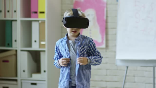 Kleine-Schülerin-im-VR-Brille-bei-Lektion-sprechen