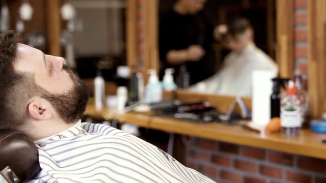 Erwachsener-Mann-im-barbershop