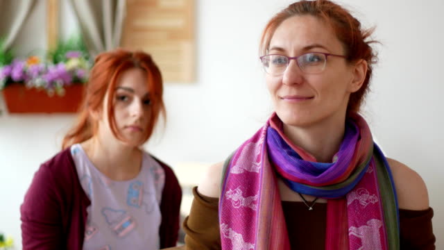 Zwei-kaukasischen-junge-Frau-lächelnd-im-Salon