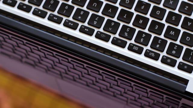 Laptop-Tastatur-und-Reflexionen-auf-dem-Bildschirm-drehen