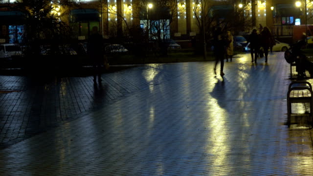 Gente-anónima-caminando-en-la-ciudad-de-noche.--Lapso-de-tiempo.-Kaliningrad---Rusia-de-noviembre-de-2017.