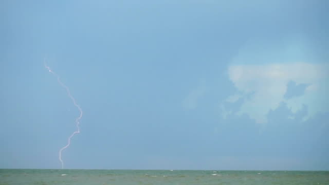 Lightning-in-the-sky-over-the-sea.