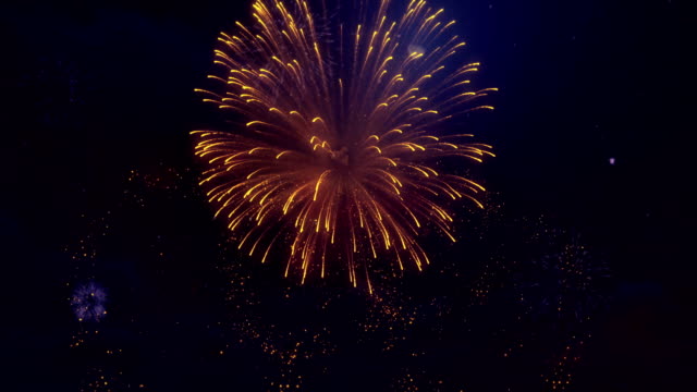 Explosiones-de-hermosos-fuegos-artificiales-en-la-obscuridad-nublado-estrella-noche-cielo-sin-fisuras-bucle-fondo-para-cumpleaños,-aniversario,-celebración,-vacaciones,-año-nuevo,-fiesta,-eventos-y-celebraciones,-invitación