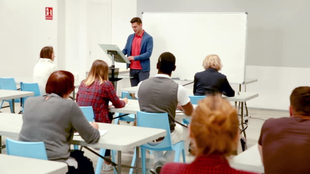 männliche-Lehrer,-aufmerksame-Erwachsene-Studenten-Vorlesungen