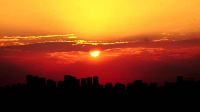 Time-lapse-beautiful-sunset-over-city
