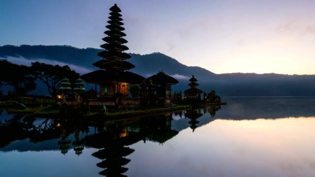 4K-Time-lapse-:-Sunrise-at-Pura-Ulun-Danu-Bratan-Temple,-Bali,-Indonesia