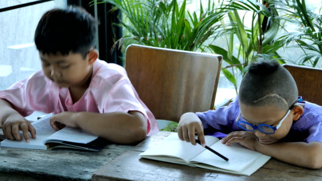 Asiatische-junge-zwei-Menschen-Bücher-lesen.-Bildungskonzept