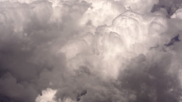 Cumulonimbus-Wolken-mit-Licht-beleuchtet