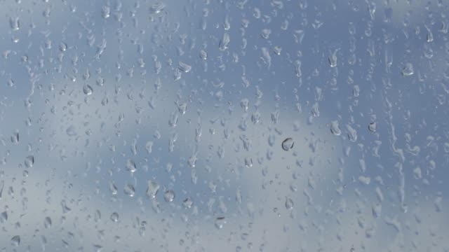 Regentropfen-auf-einem-Fenster