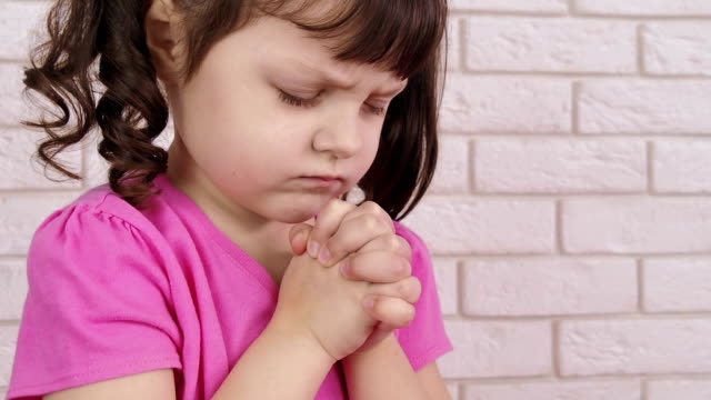 Ein-wunderschönes-kleines-Mädchen-betet.