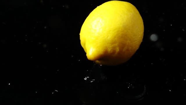 Fällt-einer-Zitrone.-Slow-Motion.