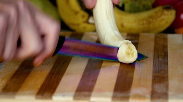 Hombre-es-cortar-plátano-en-tabla-de-cortar,-cerrar-imágenes