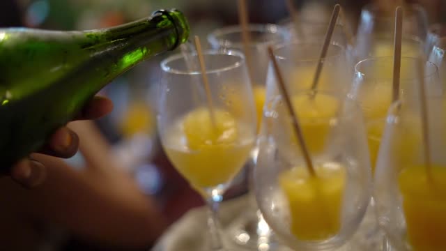 mehrere-Gläser-Champagner-mit-gelben-Eis-am-Stiel-Eis