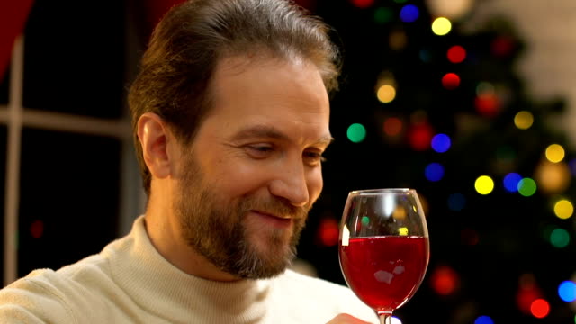 Junges-Paar-Wein-trinken-zu-Weihnachten,-Romantik-und-festliche-Stimmung,-Nahaufnahme
