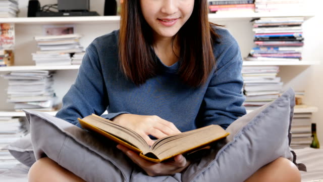 Attraktive-Asiatin-Lesebuch-in-ihrem-Zimmer.-Menschen-mit-Bildungskonzept.