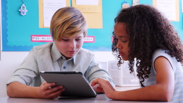 Zwei-Grundschule-Kinder-mit-Tablet-Computer-in-einer-Lektion