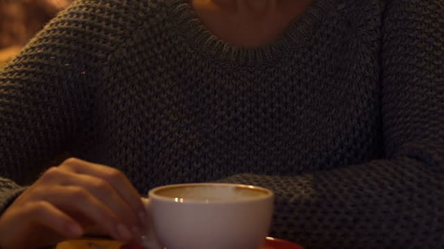 Unglückliche-seufzen,-sitzen-mit-Tasse-Kaffee-im-Restaurant,-Einsamkeit
