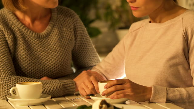 Mujeres-chateando-con-taza-de-café,-apoyo-en-dificultades,-amistad-femenina