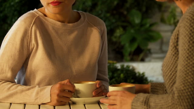 Mujeres-comunicarse-con-taza-de-café,-contar-secretos,-apoyo-en-duelo