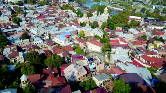 Aerial-View-von-Zentrum-von-Tiflis,-Brücke-der-Friedenspark,-Meidan,-Rike.-Drohnenflug