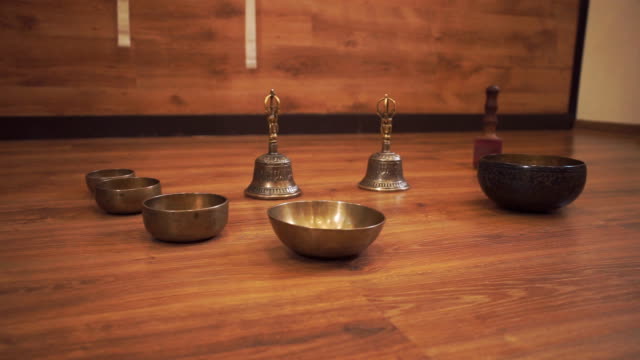 Cuencos-cantores-tibetanos-y-campanas-están-en-el-piso-de-madera